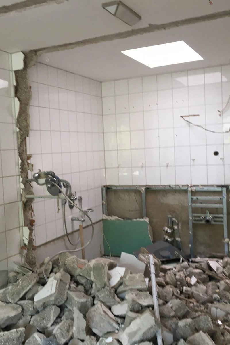 Abbrucharbeiten: Schutt am Boden, freigelegte Leitungen und Oberlicht
