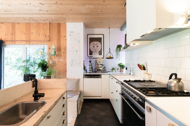 Helle Küche mit Holzdecke und Blick ins Grüne