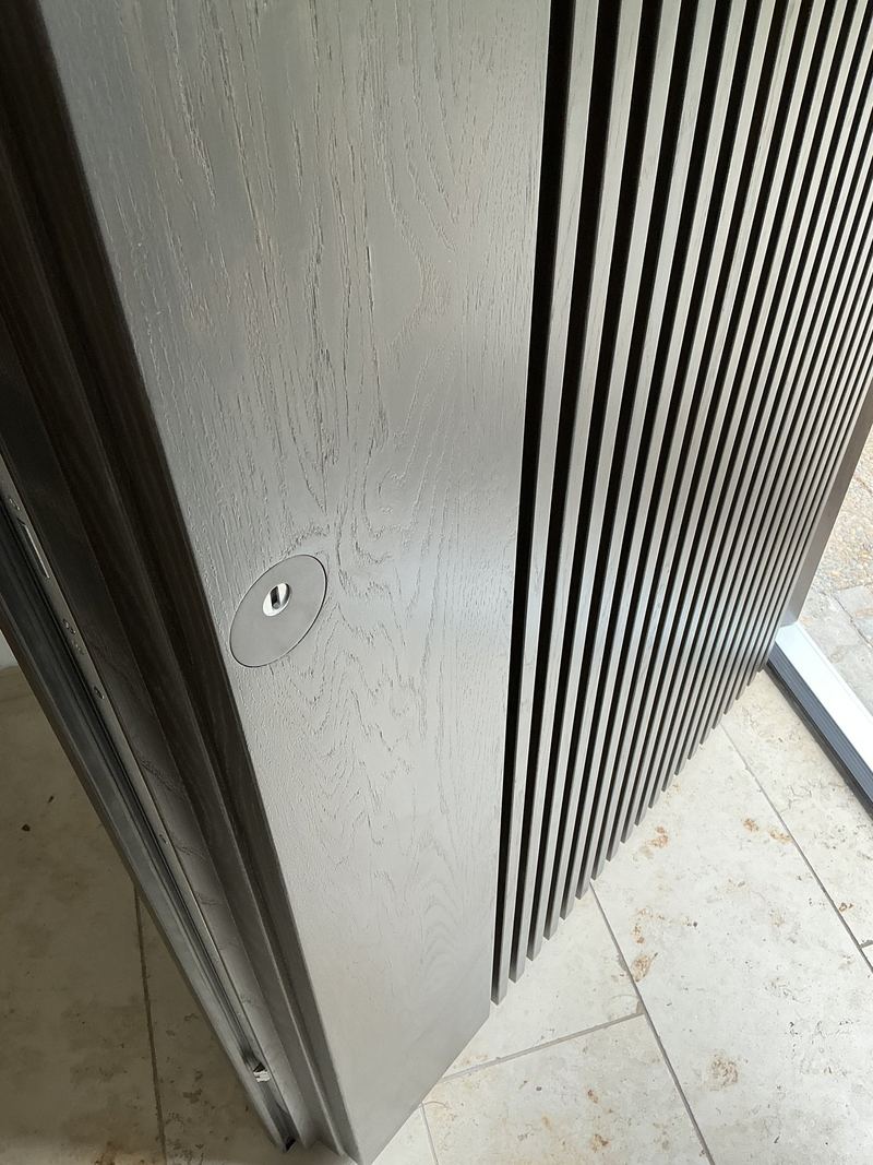 Flächenbündige Rosette an der Türkante