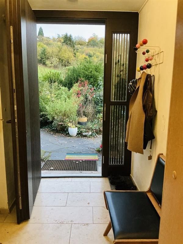 Geöffnete neue Tür mit Blick in den Garten