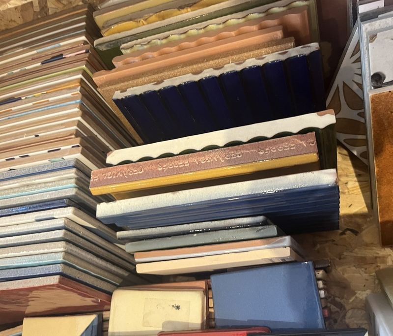 Stapel von Material- und Farbmustern in vielen Tönen